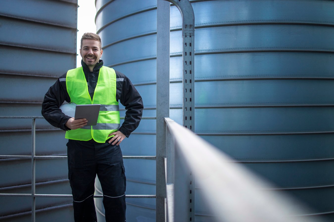 tecnico fazendo vistoria em estaçoes de tratamento de agua